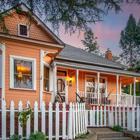 Villa The Golden Parlor- Historic Victorian, Hot Tub